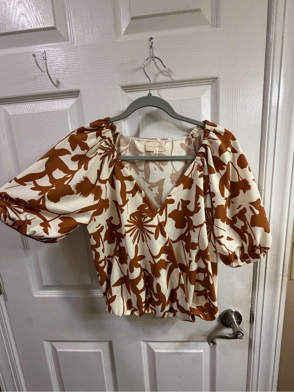 Neutral Floral Puff-Sleeve V-Neck Top